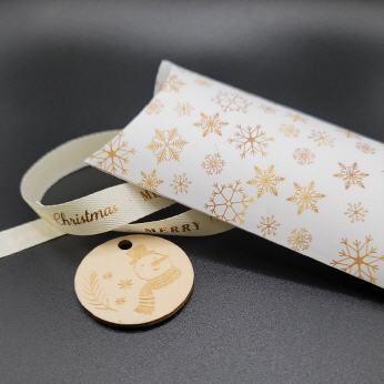 Ovale Verpackung mit Stoffs&auml;ckchen, wei&szlig;/gold