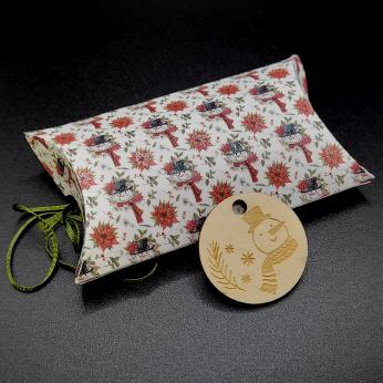 Ovale Verpackung mit Stoffs&auml;ckchen, wei&szlig;/Tanne