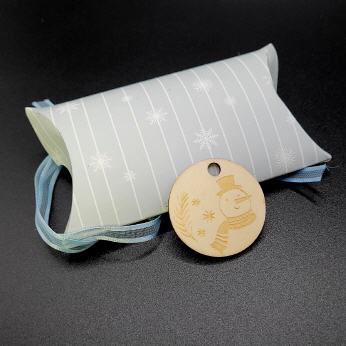 Ovale Verpackung mit Stoffs&auml;ckchen, mint/streifen